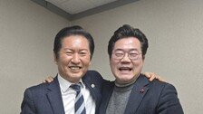 멀어졌던 정청래-박찬대, 5달만에 왜 ‘심야 어깨동무’를 했나