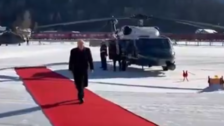 다보스의 트럼프 맞이한건…텅 빈 레드카펫과 ‘Trump Go Home’