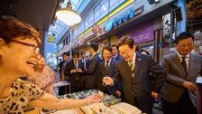 전통시장 간 李대통령, ‘이것’ 사더니 그 자리서 나눠먹어