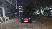 평택 아파트 공동현관 앞 주차 빌런…“소방도로에 상습 주차”