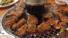 ‘지글지글’ 맛있는 기다림… 물리지 않는 돼지갈비의 힘[김도언의 너희가 노포를 아느냐]