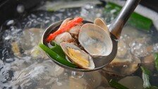 “먹을까 말까?”…보글보글 ‘찌개 위 거품’, 이땐 걷어내야 [알쓸톡]