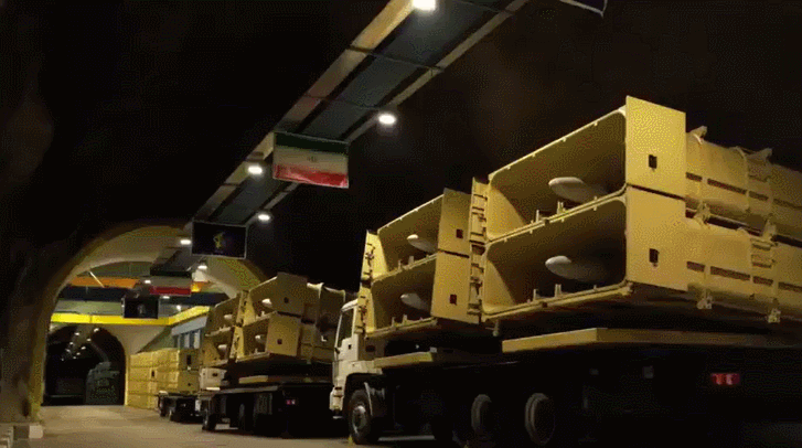 드론 수백대 줄지어…이란, 무기 터널 공개 ‘전쟁 능력’ 과시