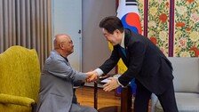 李, 필리핀서 반가운 얼굴 만나…“변호사때 도와준 이주노동자”