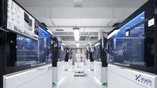 ‘다크 팩토리’ 이어 ‘다크 실험실’ AI·로봇이 신약 연구 효율 5배 높였다