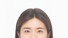 11층 창문에 걸터앉은 10대…지나던 여경이 다독여 비극 막았다