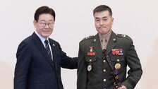 李, 장성 진급 박정훈에 삼정검 수여하며 “특별히 축하합니다”