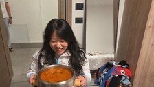 ‘금메달’ 김윤지, 산 넘어온 김치찌개에 환하게 웃었다