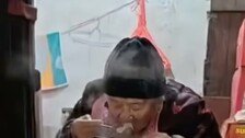 “하루 15시간 자고 매일 돼지족발”…中 100세 할머니의 비결