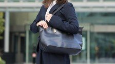 명품백 들었다 승진 누락될라…’포켓 워칭’ 피하는 사회초년생들