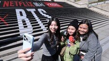 광화문은 이미 ‘아미 로드’…“BTS 보이는 모든 곳이 포토존”