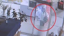 헬멧 쓰고 망치로 금은방 쾅쾅…골드바 200돈 들고 튄 20대 검거(영상)