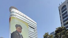 광화문 새 명소 된 ‘룩스’…아미들도 멈춰서서 ‘BTS와 셀카’
