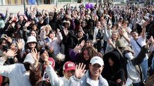 ‘아미로드’ 된 광화문 광장…곳곳 ‘아미봉’에 ‘BTS빵’까지