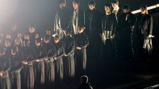 BTS 광화문 컴백, 베일 벗었다…검은옷 입고 무대 등장