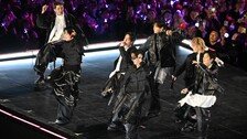 NYT “놀랍게 질서정연” BBC “광화문, 개선문 연상”…외신, BTS 콘서트 집중 조명