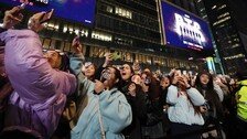 보랏빛으로 물든 광화문…넷플릭스 켠 아미들도 ‘떼창’