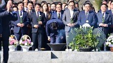권양숙 여사, 검찰개혁 보고받고 눈물…“鄭대표님 안아보고 싶다”