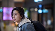 ‘군체’, 전지현 캐릭터 스틸…감염자들과 함께 갇힌 생명공학 교수 역