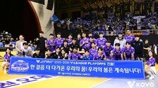 ‘박철우 매직’ 우리카드, KB손보 잡고 2년만에 플레이오프 진출