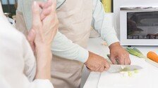 ‘주 1회’ 직접 요리하면 치매 위험 30%↓…초보자는 효과 ‘2배’ [노화설계]