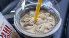 “음료 안 컵홀더 발견” 논란…본사 “매뉴얼 미준수, 재교육” [e글e글]