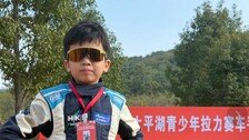 “영상 보고 운전 기술 익혔다”…中 ‘7살 레이싱 천재 소년’ 화제