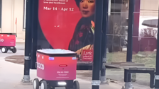 “사람 칠까 무섭다”…버스정류장 습격한 배달 로봇들