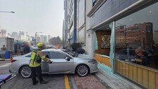 의정부 60대女 주차장 차 세우려다 카페 돌진, 2명 부상