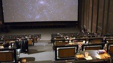 책 읽고, 명상하고, 낮잠 잔다… 영화관의 조용한 생존 몸부림