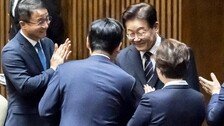 李대통령 맞은 국힘 의원들, 박수 안쳤지만 악수는 나눠