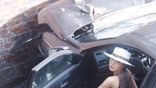 사고 낸 화사, 차 앞범퍼 와장창…복고풍 원피스 탈출
