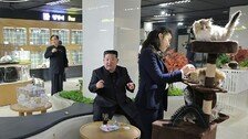 강아지 안은 김정은, 고양이 쓰다듬은 주애…北신도시 찾아 여가생활 과시