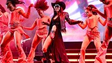 “혼자보다 여럿이, 밤새 덕질”…Z세대 ‘단체 여행’ 폭증한 이유 [트렌디깅]