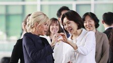 김혜경 여사, 브리지트 여사에 “손 하트는 이렇게”…국중박 관람