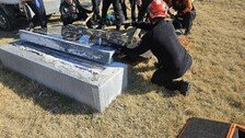 기울어진 비석 세우다…60대 묘지 관리인 깔려 숨져