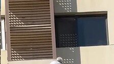 27층 외벽 타고 내려온 89세 할머니…“방에 갇혀 탈출 시도”