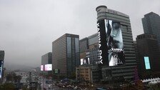 에스파 카리나, 광화문 압도한 미인 존재감…룩스·일민미술관 최초 사례