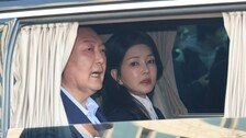‘첫 법정대면’ 尹, 김건희 바라보며 옅은 미소…金, 앞만 응시