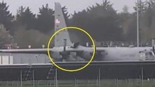 1100억짜리 美공군기를 도끼로 ‘퍽퍽’…아일랜드 공항 침입자 체포