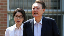 尹은 바라보고, 김건희는 외면…법정서 33분 대면한 尹부부