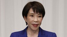 다카이치 “기미가요 제창, 뭐가 문제냐” 논란