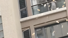 “주운 돈 반납하라”…中 아파트 현금 1억 투척, 거리 아수라장