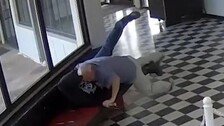 총기 든 괴한 맨몸으로 제압한 美고교 교장, 참사 막아