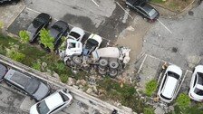 레미콘이 아파트 옹벽 들이받고 추락…주차장 차들 ‘날벼락’