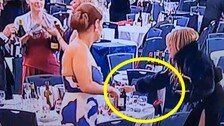 ‘트럼프 대피’ 아수라장서…와인 챙긴 여성, 샐러드 먹은 남성