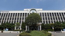 전단 붙이던 여성에 ‘급소’ 차이자 제압한 경비원 ‘무죄’