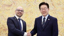 李, ‘알파고 아버지’ 만나 “AI 시대, 기본소득 필요”…허사비스 답은