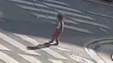 맨발로 도로 한복판 나온 두 살배기…무사히 엄마 품으로