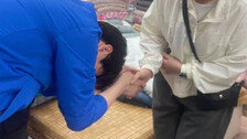 이것이 ‘맨손 악수’…하정우, ‘손털기’ 논란 뒤 사진 왕창 올려